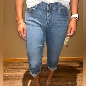 Women’s Levi’s size 4, 515 Capri jeans medium wash like new condition